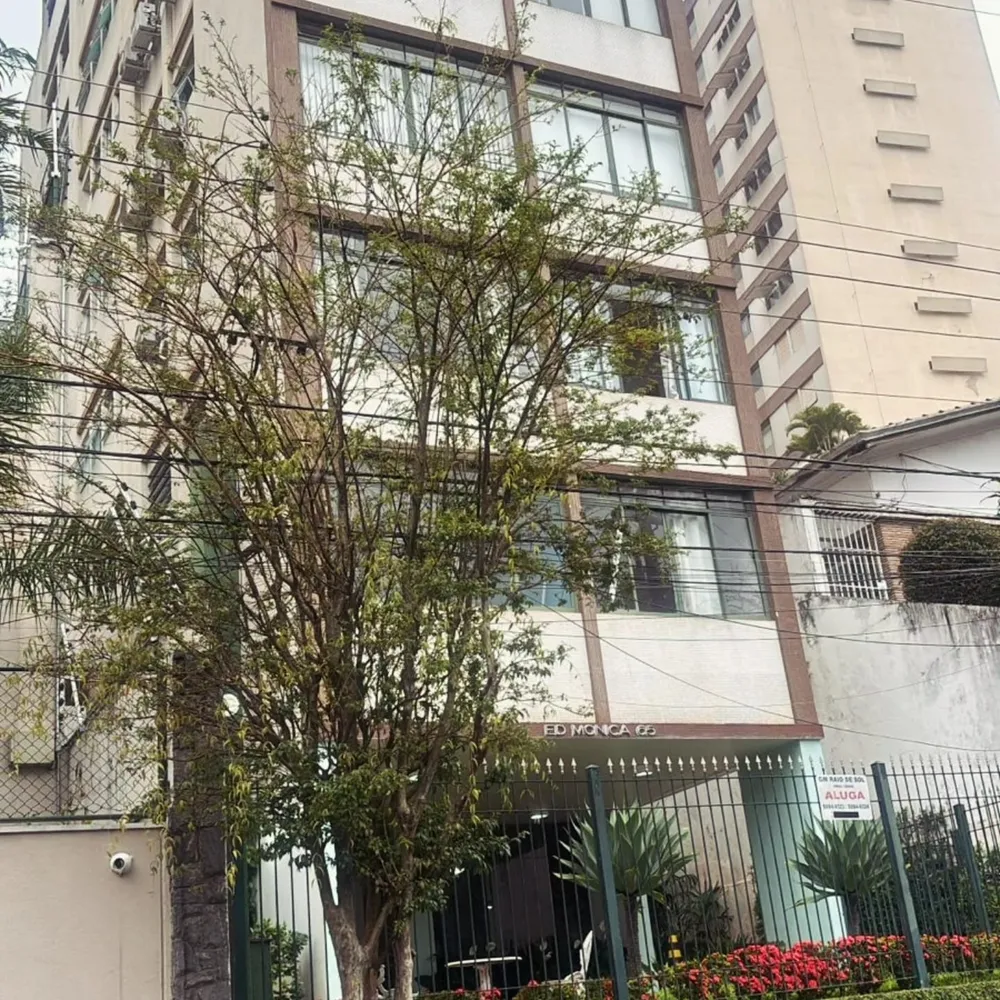 Fachada do prédio residencial arborizado na Rua Professor Pedro da Cunha, em Perdizes